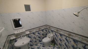 Peignoirs, pantoufles, bidet, serviettes fournies