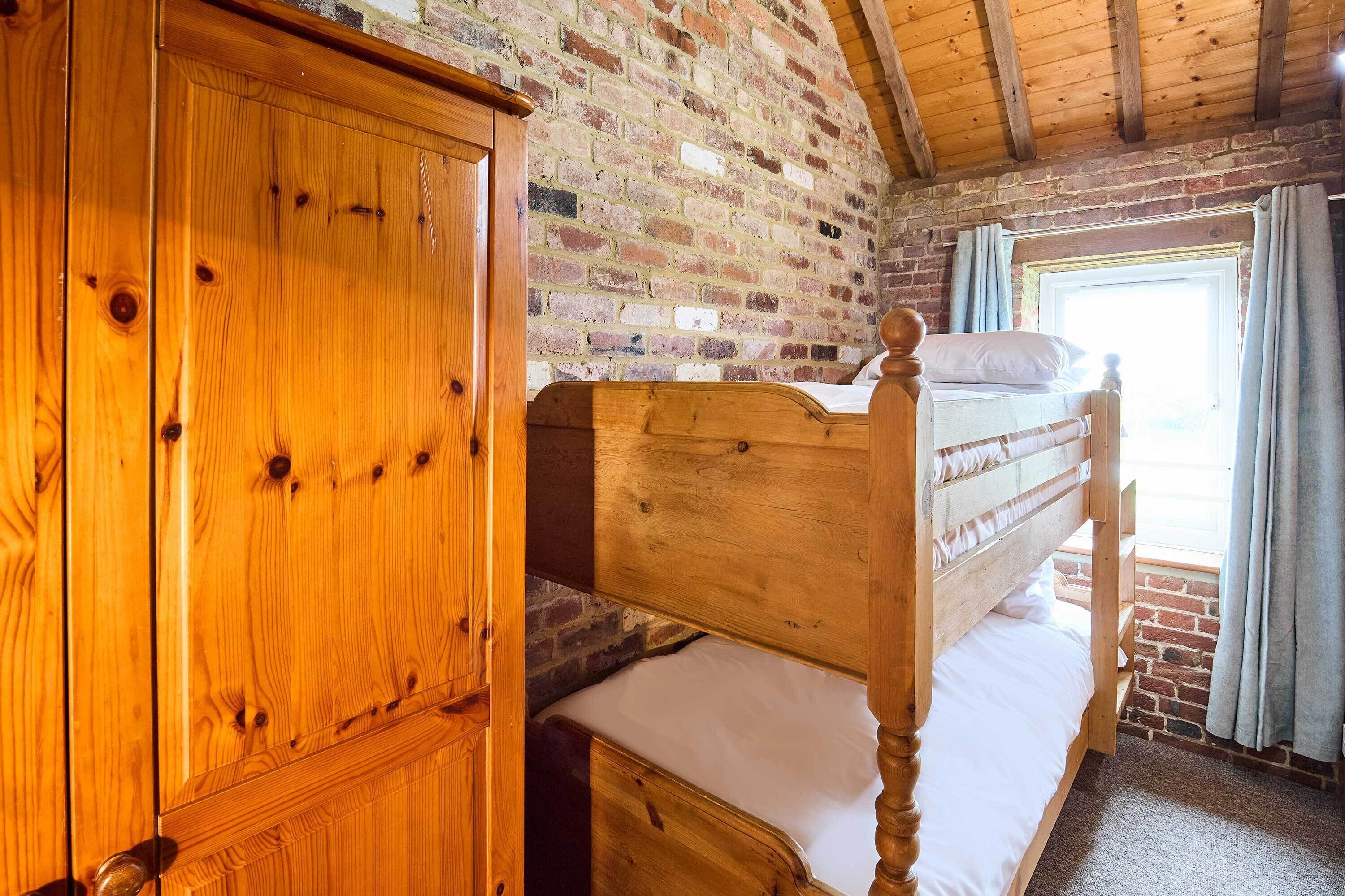 3 habitaciones, tabla de planchar con plancha, wifi y ropa de cama 