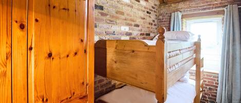 3 habitaciones, tabla de planchar con plancha, wifi y ropa de cama