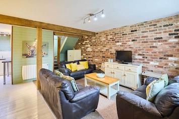 West Barn, Toftrees - Host & Stay