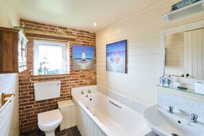 Douche, séchoir à cheveux, serviettes fournies, shampooing