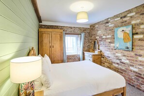 3 habitaciones, tabla de planchar con plancha, wifi y ropa de cama