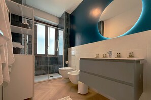 Shower, hair dryer, towels, shampoo - Casa delle Primule , Bright, Metro & View (Milano)