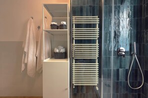 Shower, hair dryer, towels, shampoo - Casa delle Primule , Bright, Metro & View (Milano)