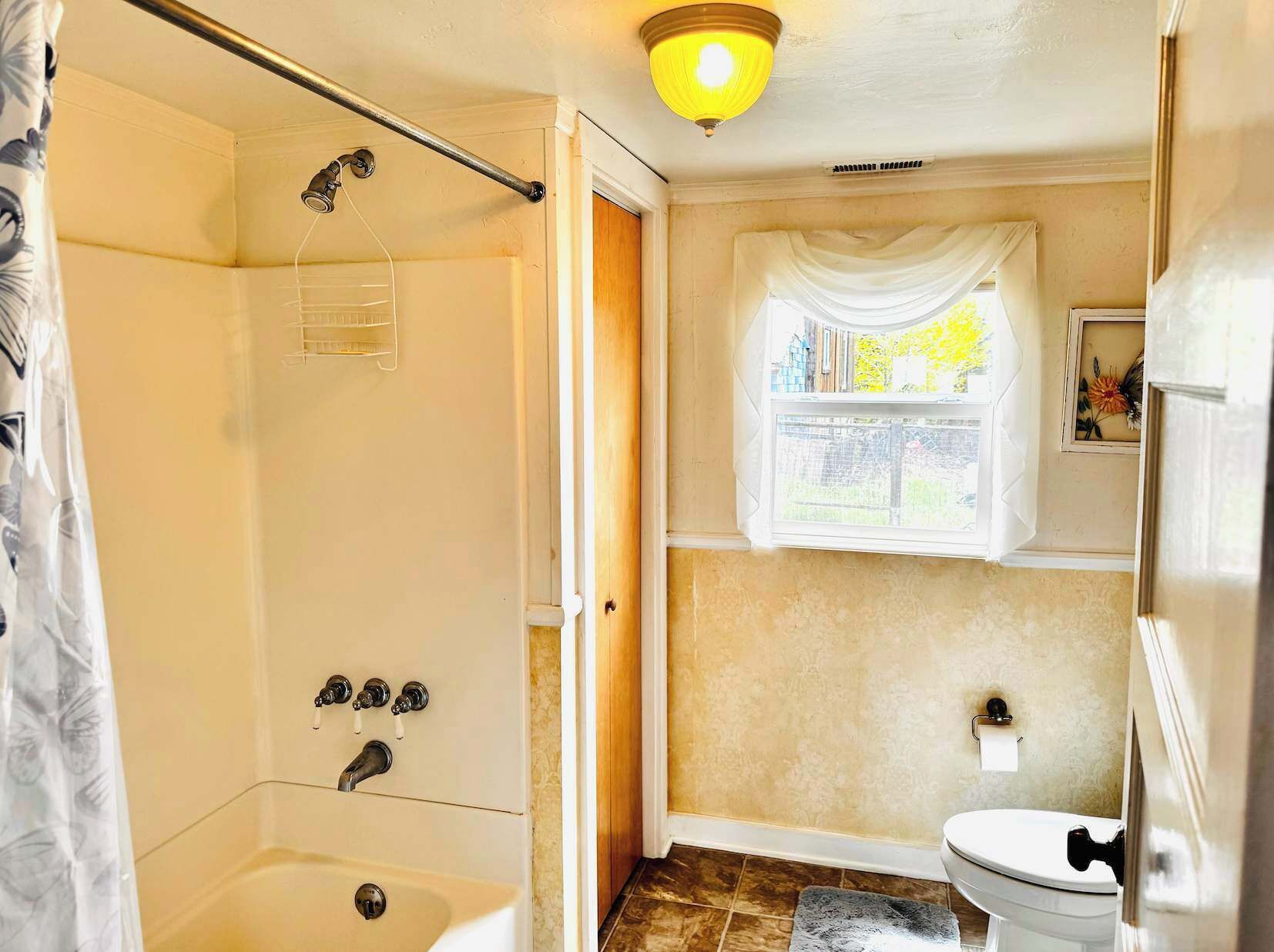 Douche, sèche-cheveux, serviettes fournies