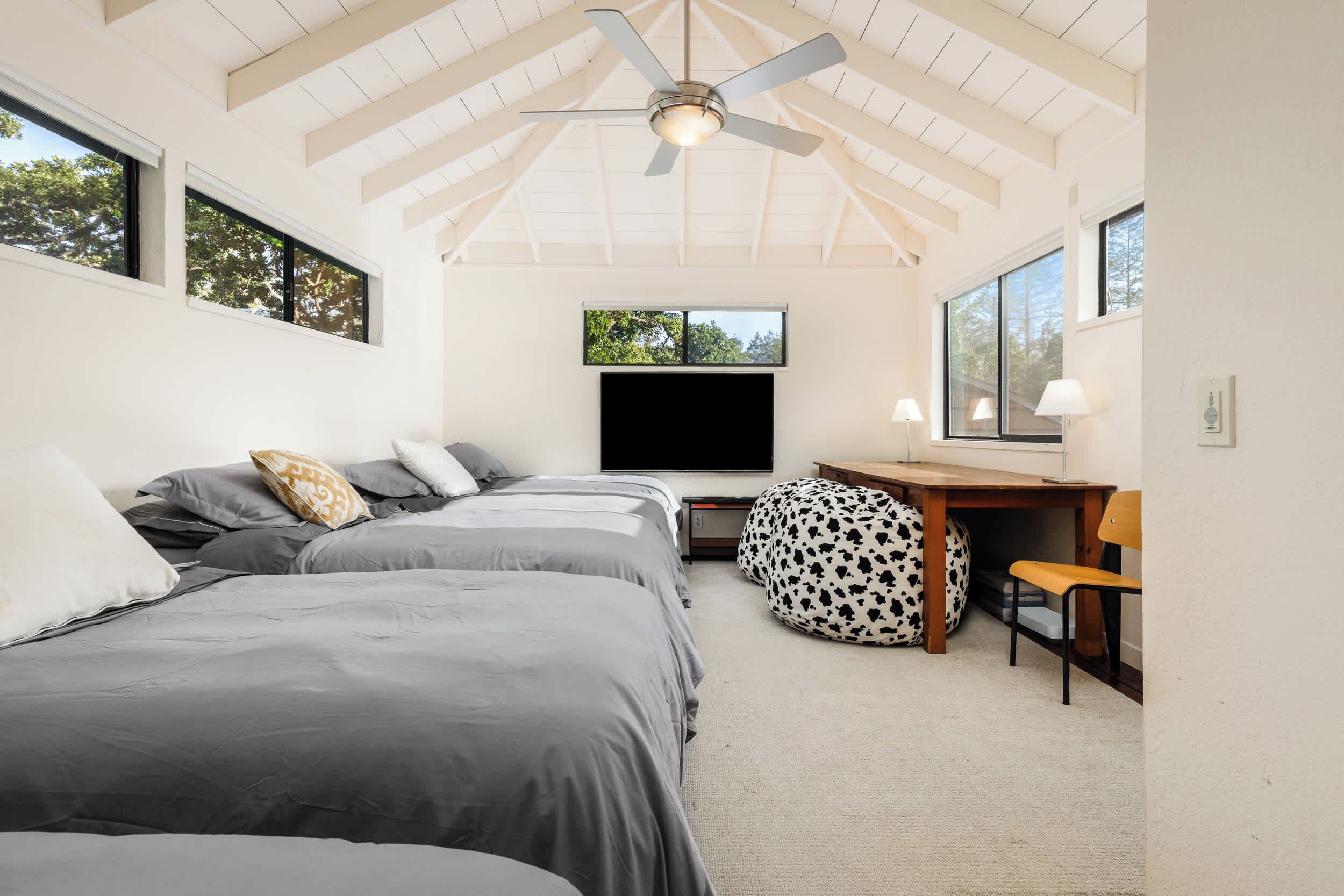 8 soveværelser, skrivebord, strygejern/strygebræt, weekendseng