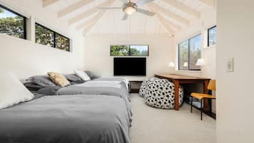 8 soveværelser, skrivebord, strygejern/strygebræt, weekendseng