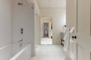 Shower, hair dryer, towels - Luxury Kenwood Estate w/ Pool & Wine Country Views (Kenwood)