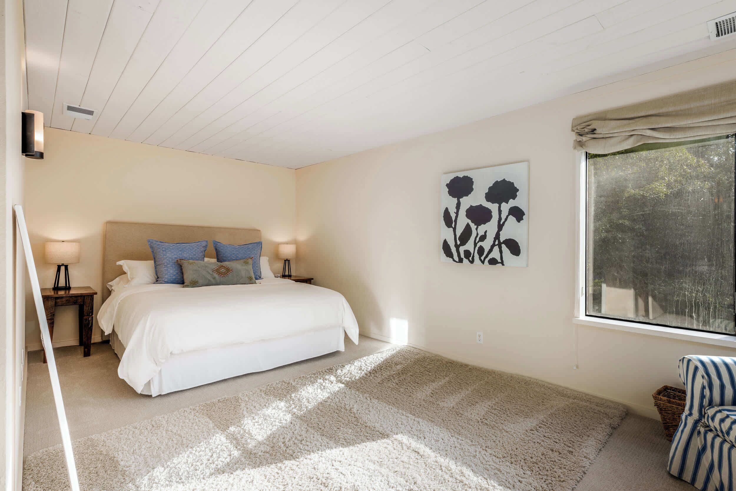 8 bedrooms, desk, iron/ironing board, travel cot