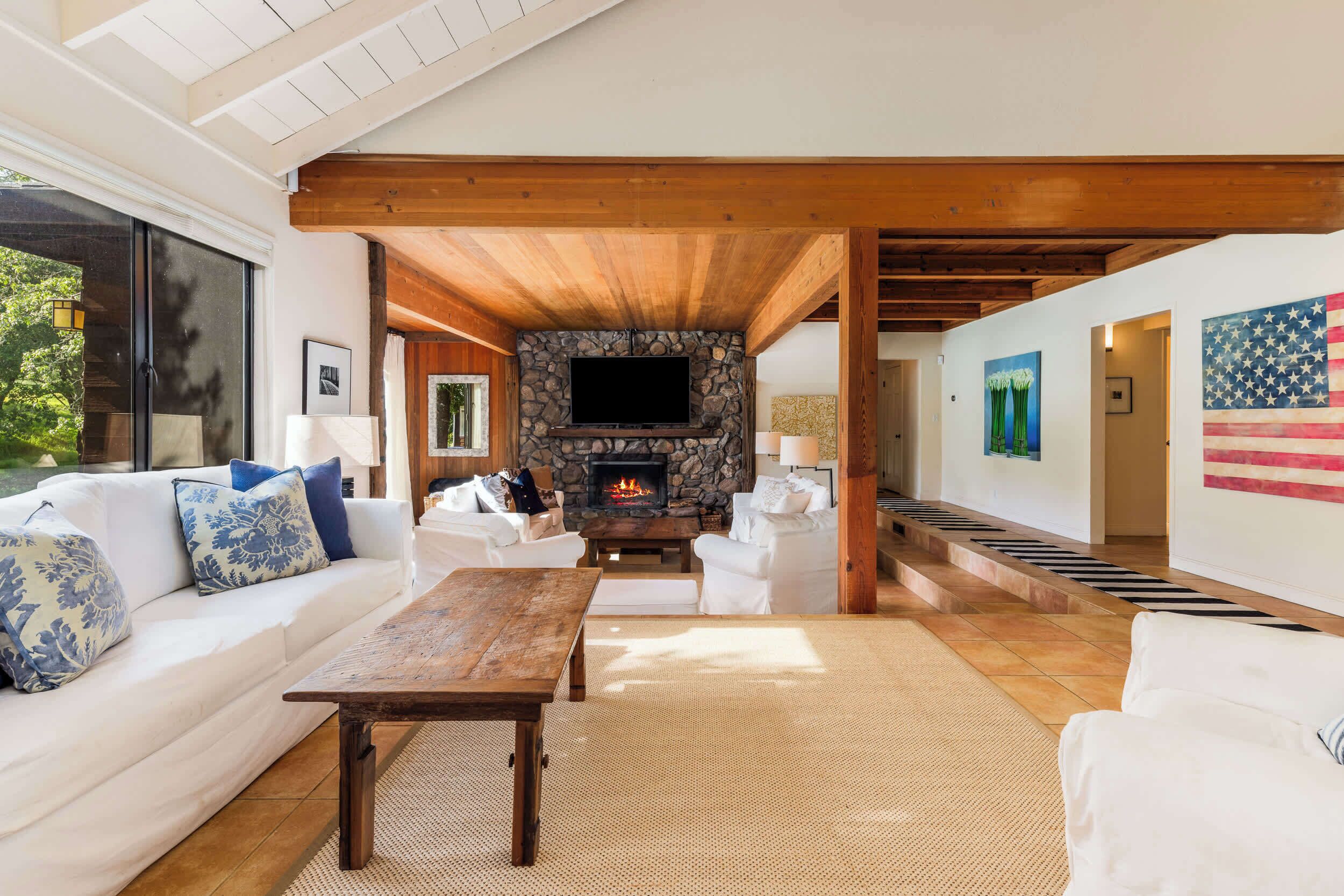 Tv, böcker och kontor