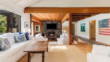 Tv, böcker och kontor