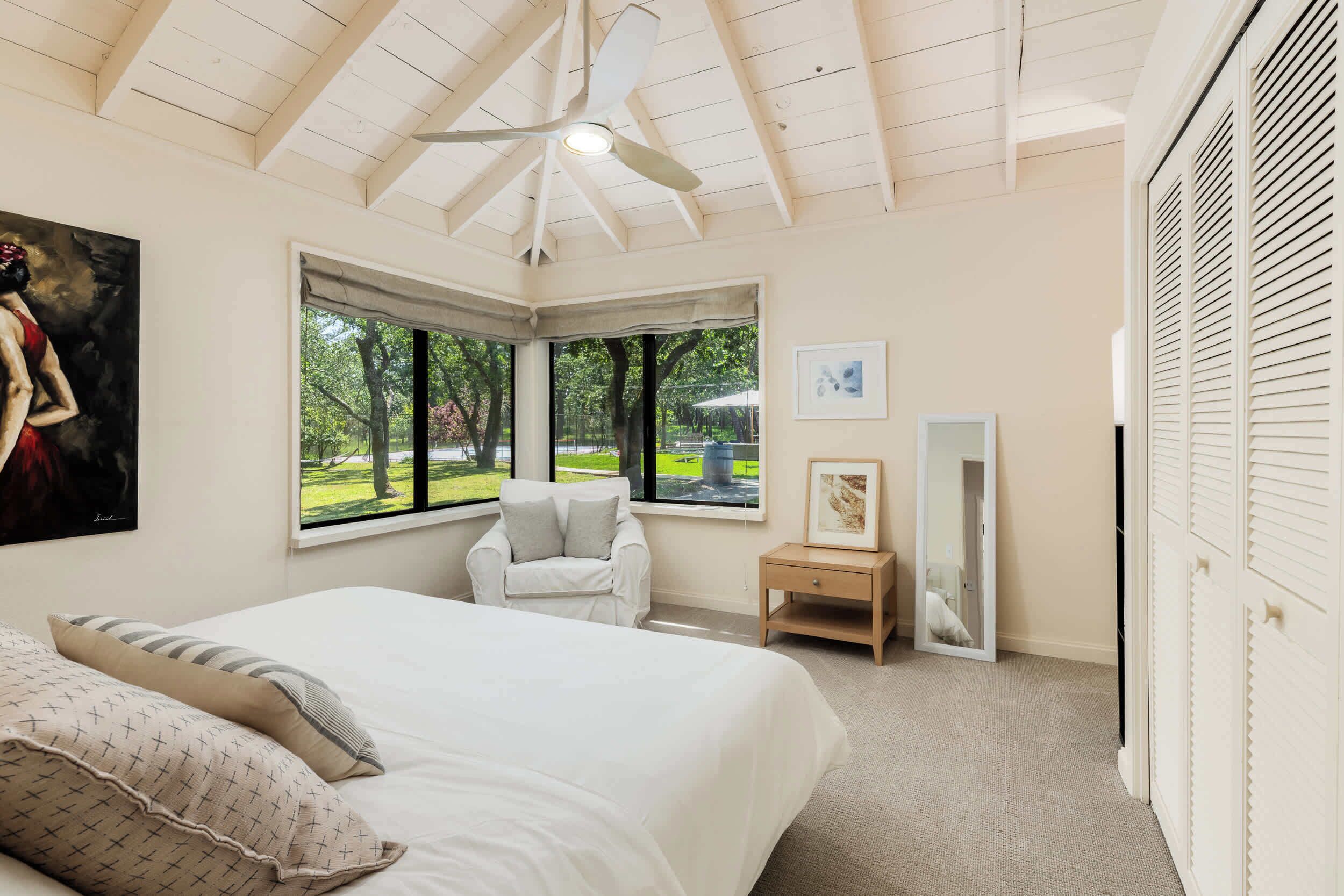 8 sovrum, skrivbord, strykjärn/strykbräda och resesäng