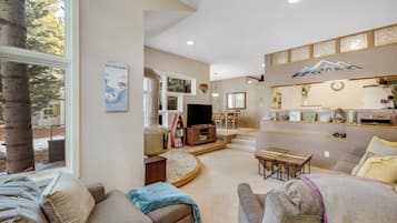 Televisión y chimenea