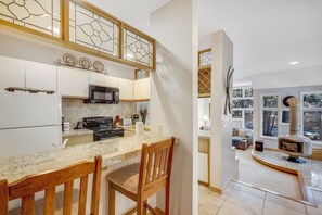 Micro-ondes, plaque de cuisson, lave-vaisselle, cafetière/bouilloire