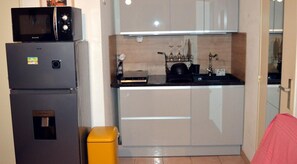 Réfrigérateur, micro-ondes, plaque de cuisson, cafetière/bouilloire