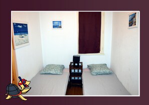 1 chambre, fer et planche à repasser
