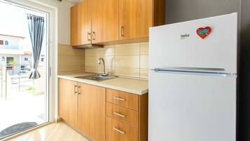 Fridge, stovetop, coffee/tea maker, cookware/dishes/utensils