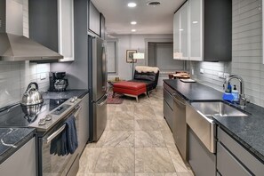 Microondas, horno, parrilla de estufa y lavavajillas 