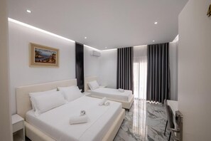 Deluxe Triple Room | Soundproofing, free WiFi - Apartments Margarita  (Ksamil)