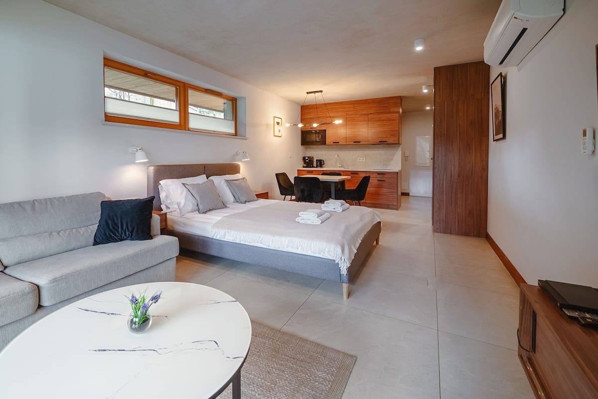 Apartment (F06) | Área de sala de estar | Televisión de pantalla plana