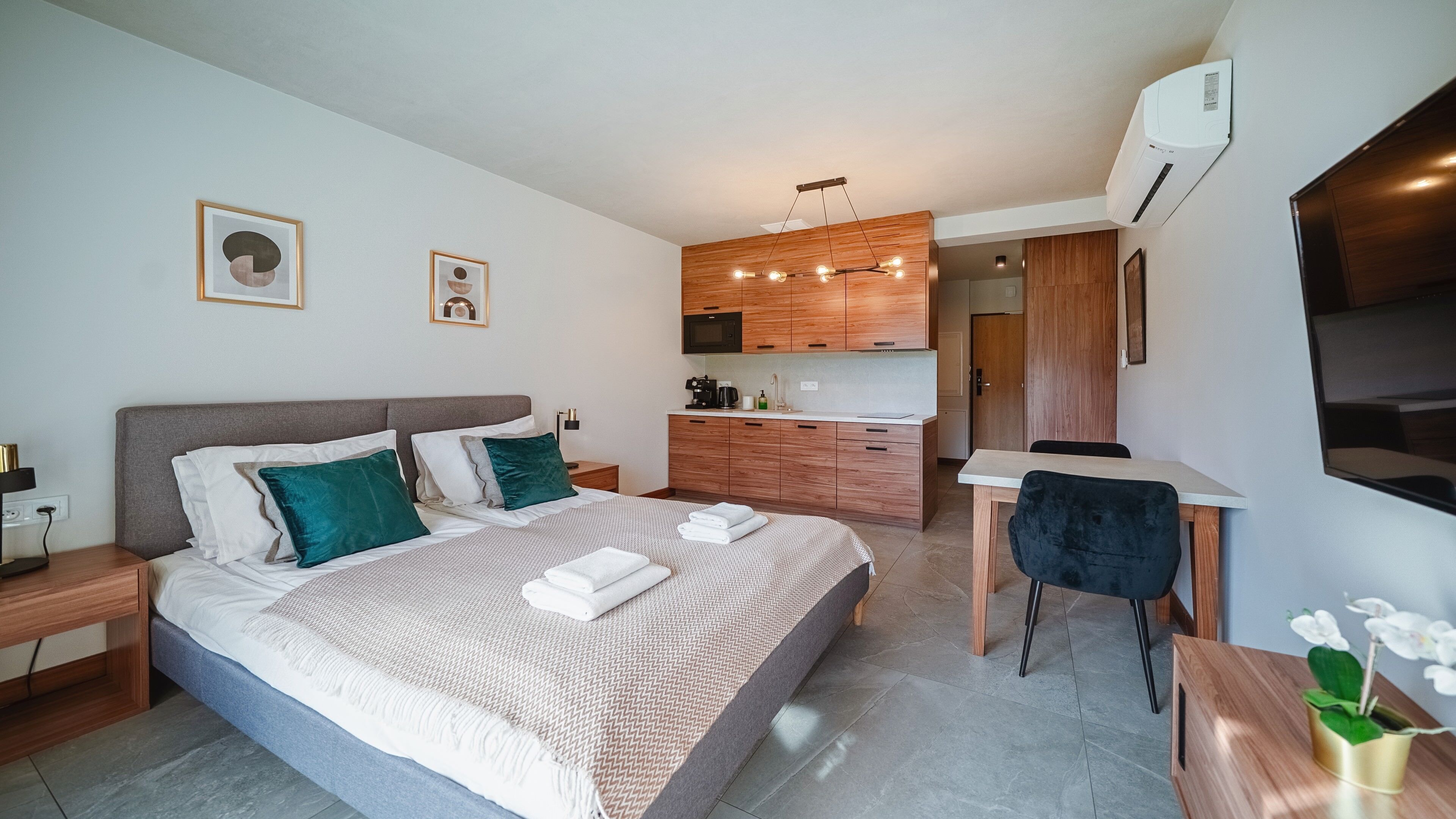 Studio | Living area | Flat-screen TV