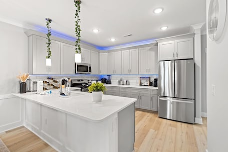 Fridge, microwave, oven, stovetop. Serene waterfront retreat-Near golf Beach Barefoot