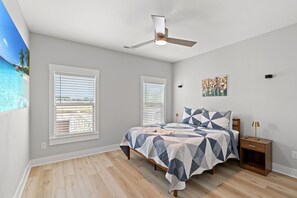 5 bedrooms, iron/ironing board, travel cot, free WiFi - Serene waterfront retreat-Near golf Beach Barefoot (Longs)