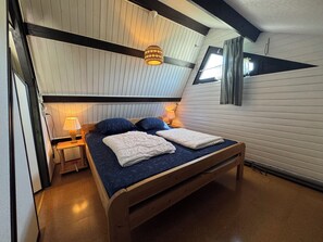 2 bedrooms, travel crib, WiFi, bed sheets