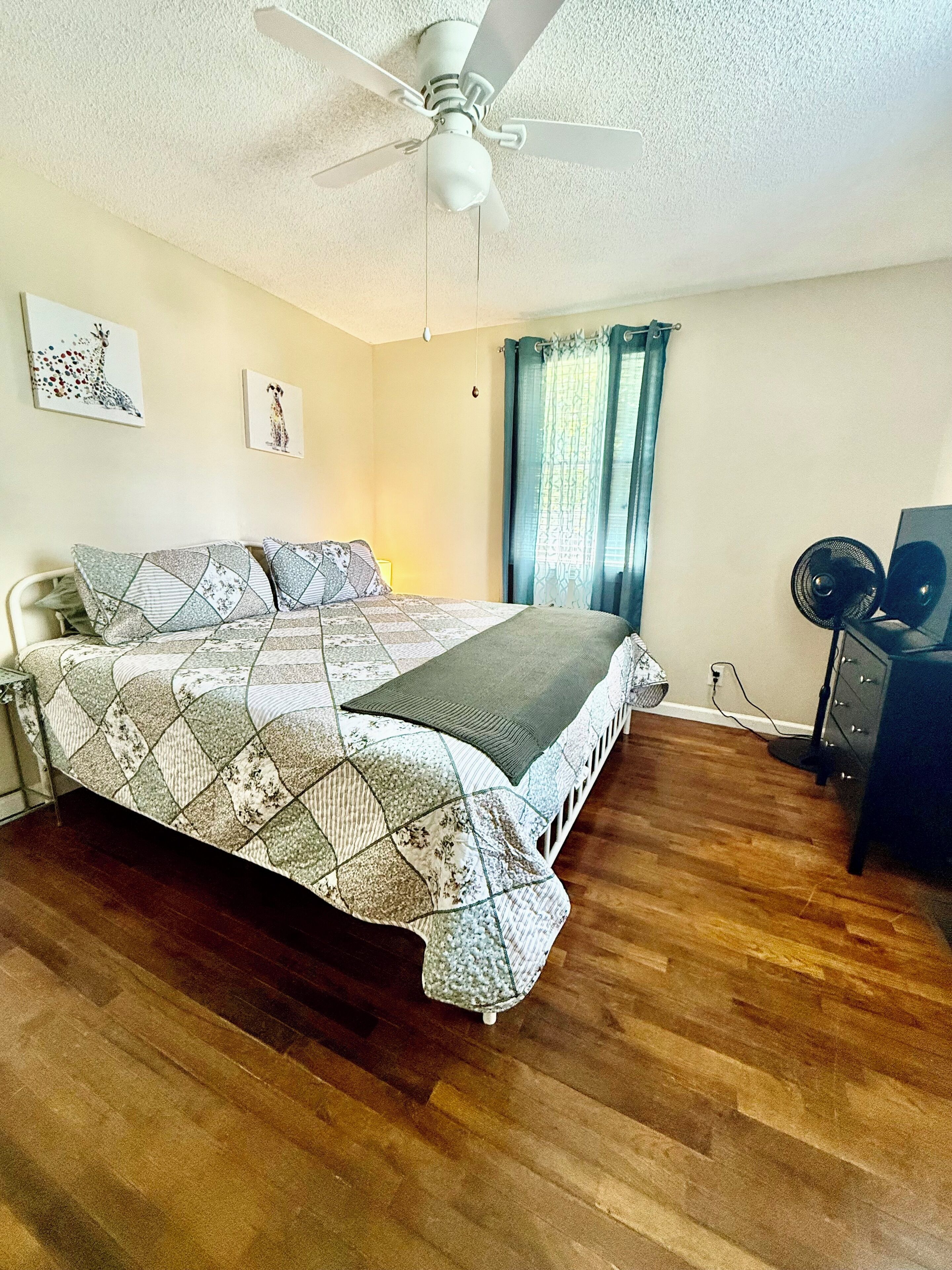 2 bedrooms, desk, WiFi, bed sheets