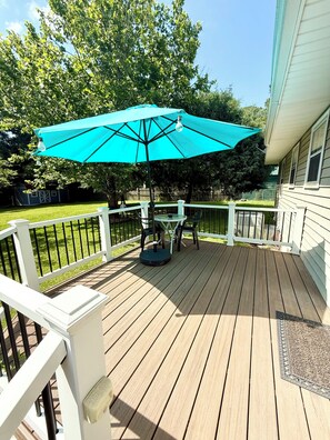 Outdoor dining - Charming 2-bedroom house in Perry with AC, WiFi (Perry)