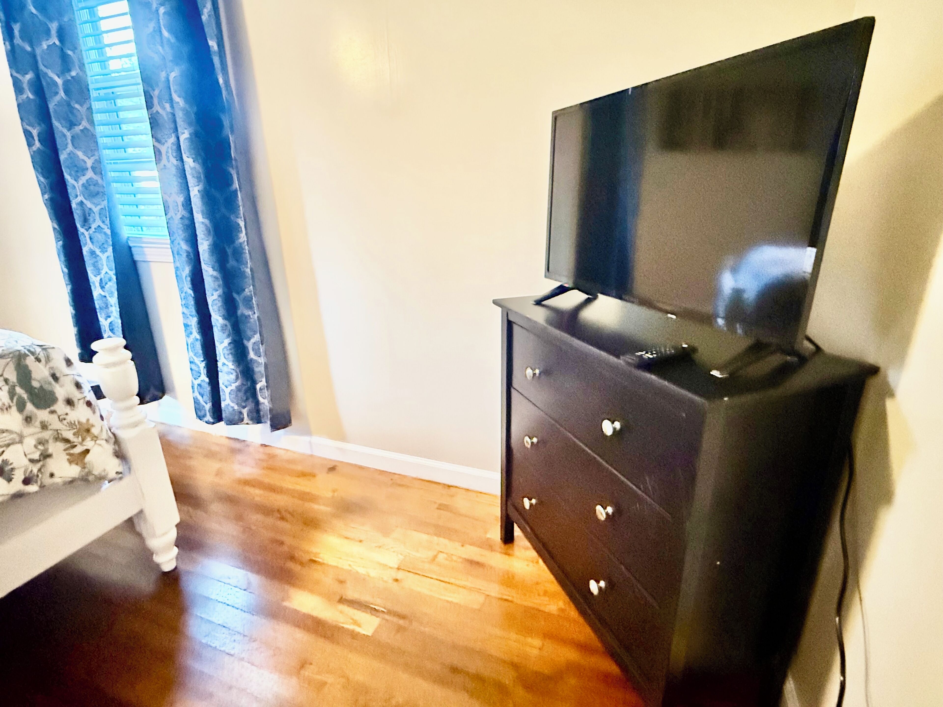 2 bedrooms, desk, WiFi, bed sheets