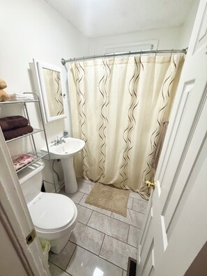 Hair dryer, towels, toilet paper - Charming 2-bedroom house in Perry with AC, WiFi (Perry)