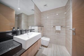 Suihku, hiustenkuivaaja, pyyhkeet, saippua