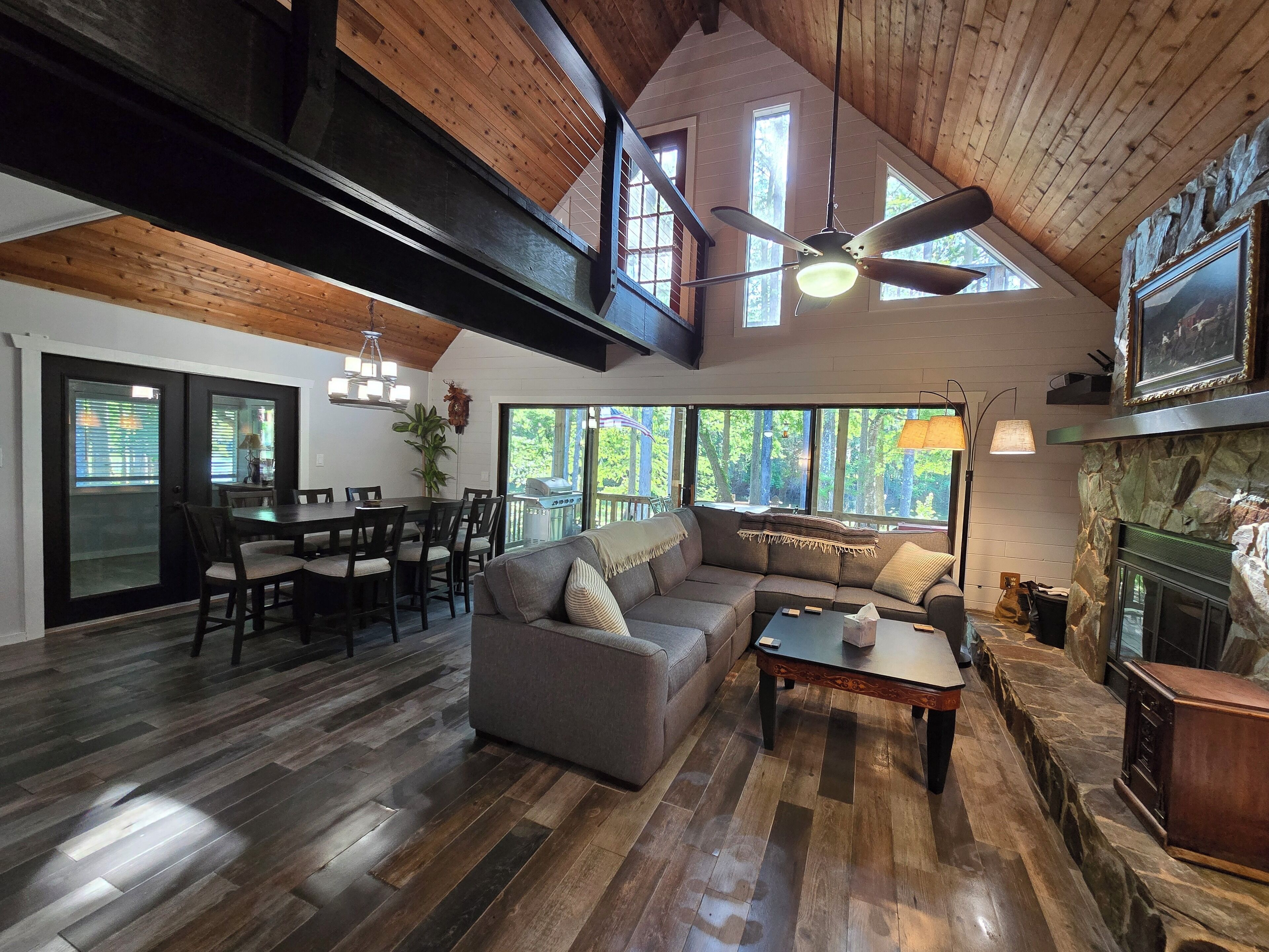 TV connectée, cheminée, table de tennis de table, médiathèque