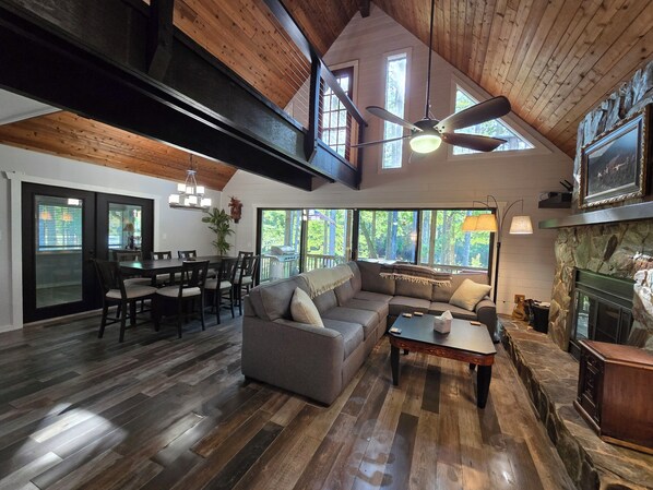 Smart-TV, Kamin, Tischtennisplatte, Musikbibliothek