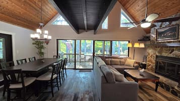 TV connectée, cheminée, table de tennis de table, médiathèque