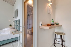 Luxury House, Multiple Bedrooms, Sea Facing (Boutique Pool Apt. Balzi Rossi -) | 1 bedroom, free WiFi, bed sheets