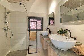 Luxury-Haus, Mehrere Schlafzimmer, 2 Bäder, Meerseite (Boutique Pool Apt. Balzi Rossi -) | Badezimmer