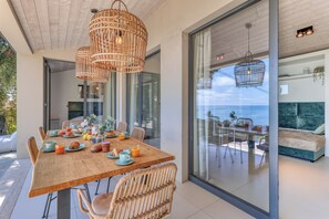 Luxury-Haus, Mehrere Schlafzimmer, 2 Bäder, Meerseite (Boutique Pool Apt. Balzi Rossi -) | Speisen im Freien