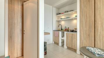 Luksustalo, useita makuuhuoneita, meren rannalla (Boutique Pool Apt. Balzi Rossi - Roma) | Yksityinen keittonurkkaus | Jääkaappi, liesi, kahvin-/teenkeitin, vedenkeitin