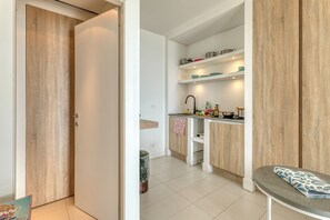 Luxury House, Multiple Bedrooms, Sea Facing (Boutique Pool Apt. Balzi Rossi - Roma) | Private kitchenette