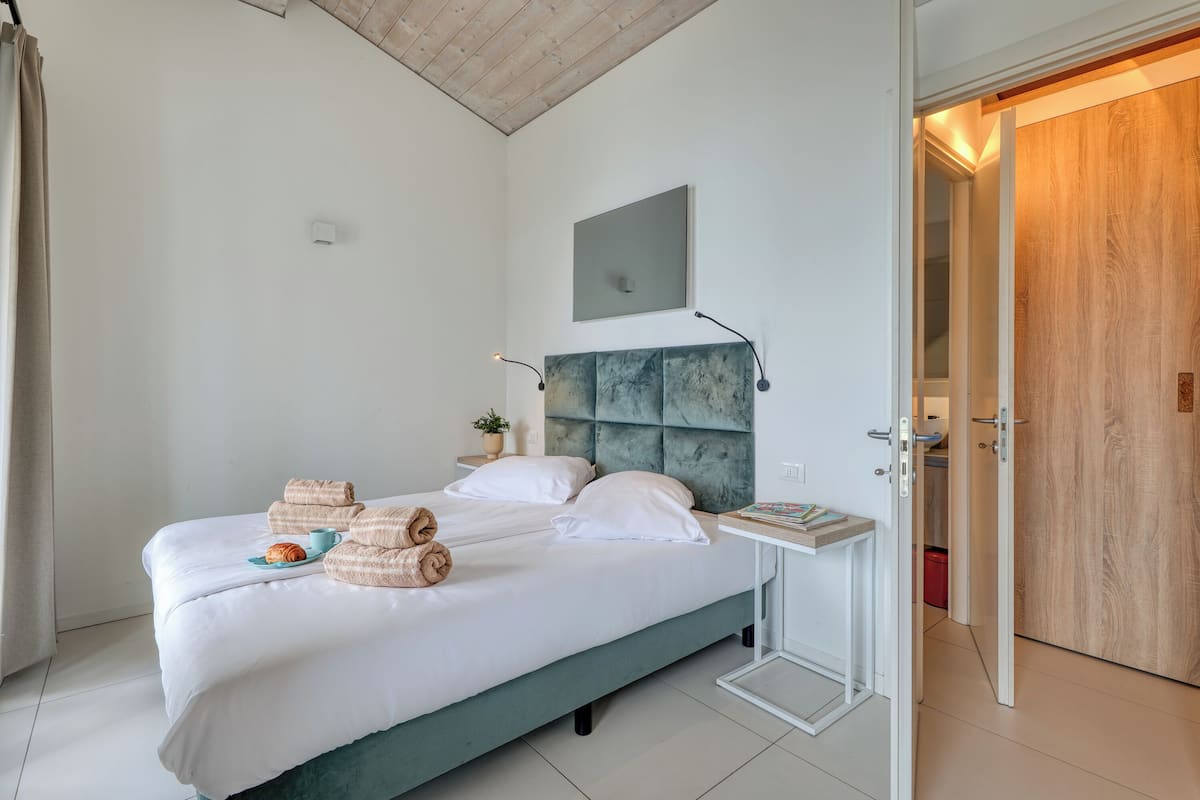 Luxury House, 1 Bedroom, Sea Facing (Boutique Pool Apt. Balzi Rossi -) | 1 bedroom, free WiFi, bed sheets