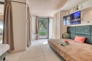 Luxury House, Multiple Bedrooms, 2 Bathrooms, Sea Facing (Boutique Pool Apt. Balzi Rossi -) | Living area | 21-inch TV with cable channels