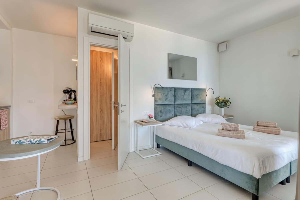 Luxury House, 1 Bedroom, Sea Facing (Boutique Pool Apt. Balzi Rossi - Roma) | 1 bedroom, free WiFi, bed sheets