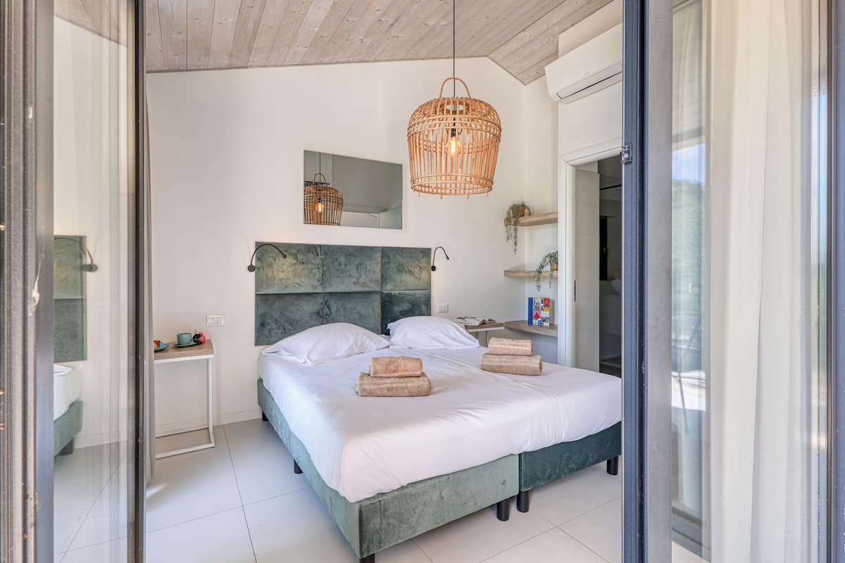 Luxury House, 2 Bedrooms, 2 Bathrooms, Sea Facing (Boutique Pool Apt. Balzi Rossi -) | 1 bedroom, free WiFi, bed sheets