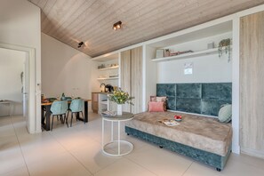 Luxury House, Multiple Bedrooms, 2 Bathrooms, Sea Facing (Boutique Pool Apt. Balzi Rossi -) | Living area | 21-inch TV with cable channels - Holiday Resort Balzi Rossi (Ventimiglia)