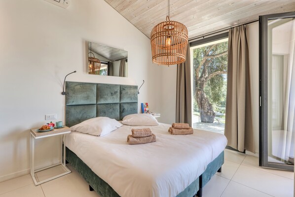 Luxury House, Multiple Bedrooms, 2 Bathrooms, Sea Facing (Boutique Pool Apt. Balzi Rossi -) | 1 bedroom, free WiFi, bed sheets