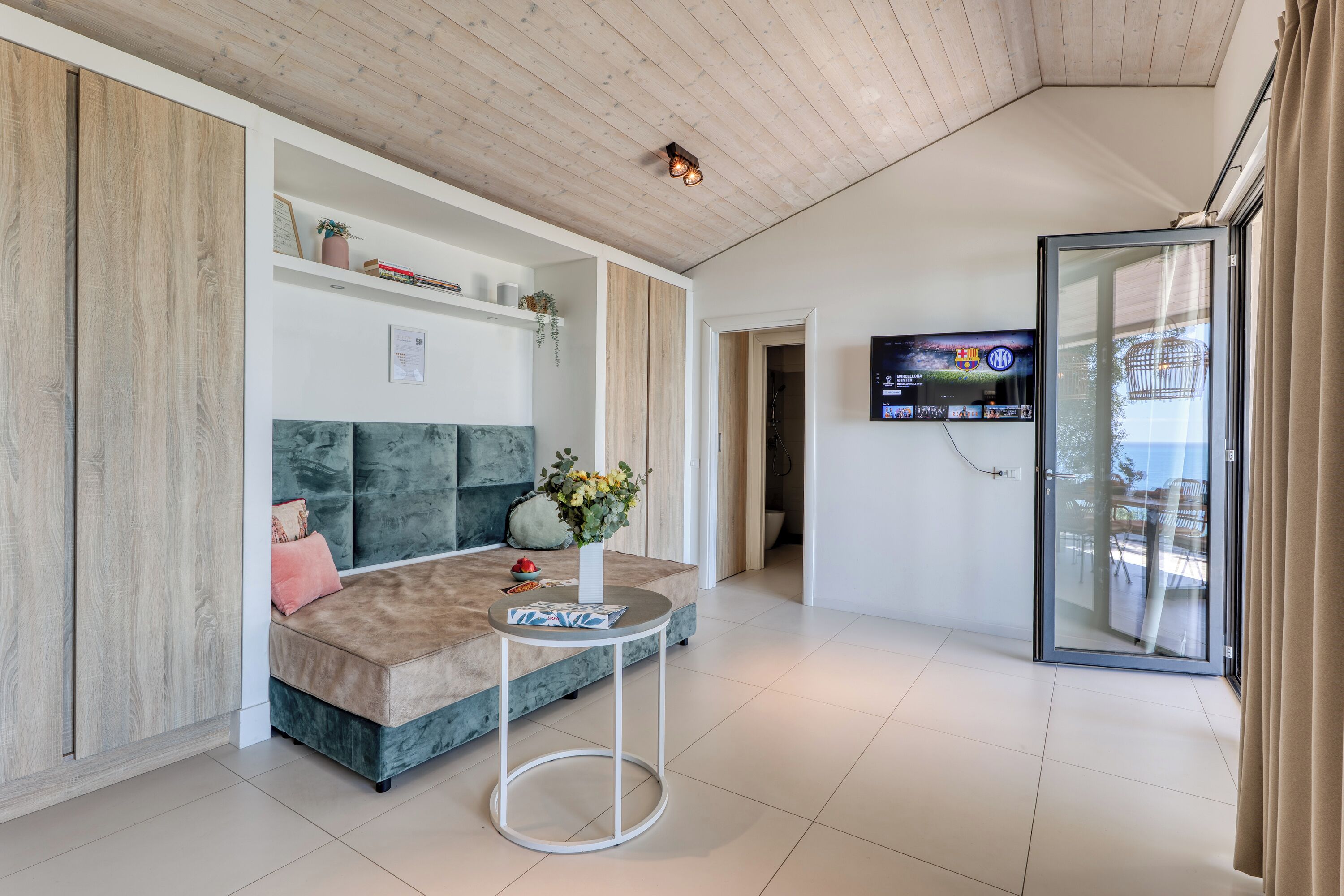 Lyxhus - flera sovrum - 2 badrum - mot havet (Boutique Pool Apt. Balzi Rossi -) | Vardagsrum | 21-tums tv med kabelkanaler