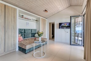 Nhà Cao cấp, nhiều phòng ngủ, 2 phòng tắm, đối diện biển (Boutique Pool Apt. Balzi Rossi -) | Khu phòng khách | TV 21-inch có truyền hình cáp