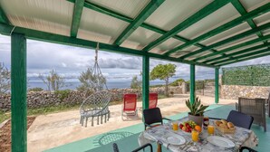 Casa familiar, 1 habitación, Terraza, junto a la montaña (Island Top Sea View Terrace Apartment) | Restaurante al aire libre